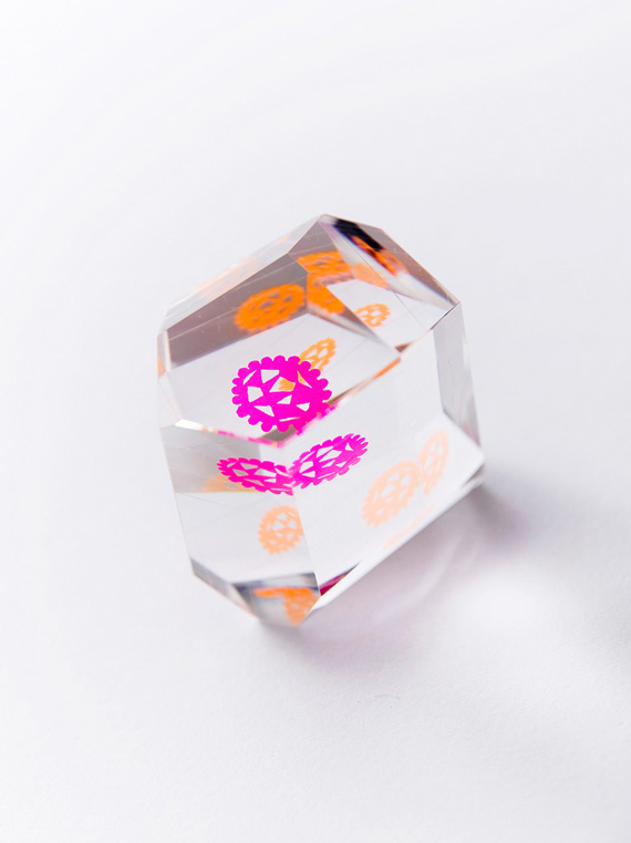 EXHIBITION WORK  でたらめ石（Paper Weight）